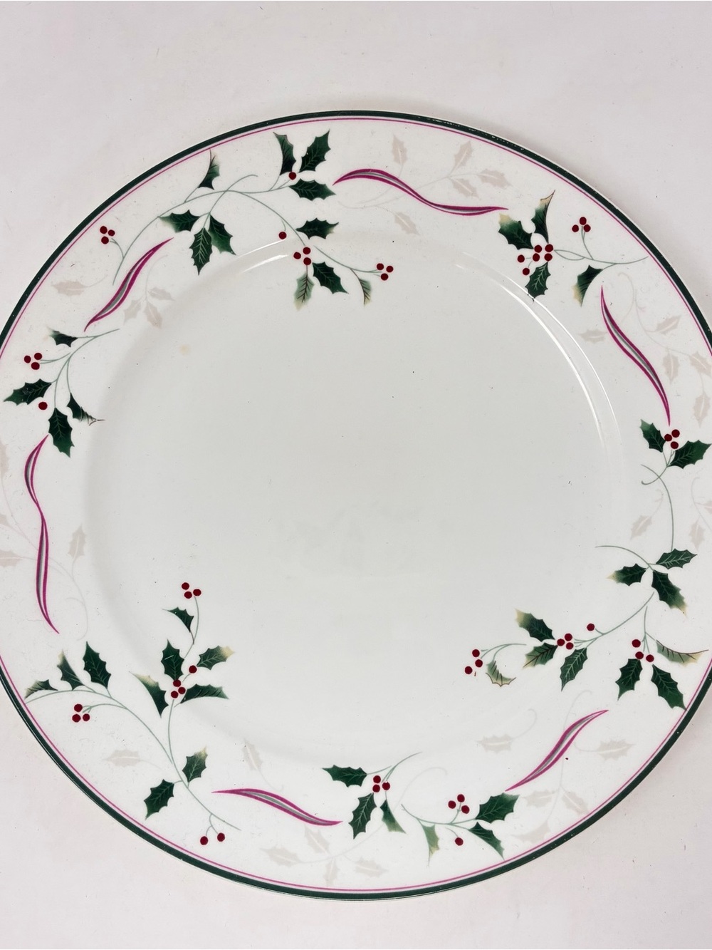 Mikasa Y1025 Holiday Splendor Bone China Christmas Holly Dinner Plate 10.5”